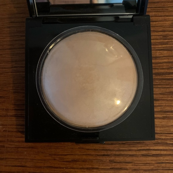 COPY - Laura Mercier Baked Powder - Picture 3 of 4
